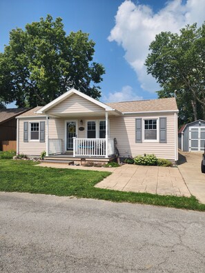 A single-story house with a front porch, a garage, and a well-maintained lawn. - Relaxing Gem Beach, Close to Twin Oast Brewery, Orchard Eatery and Miller Ferry (Port Clinton)