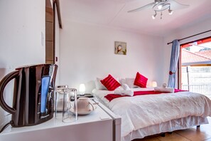 8 bedrooms - Grace Guesthouse & Tour is 10 min from OR Tambo Intern. Airport in Johannesburg (Glenmarais)