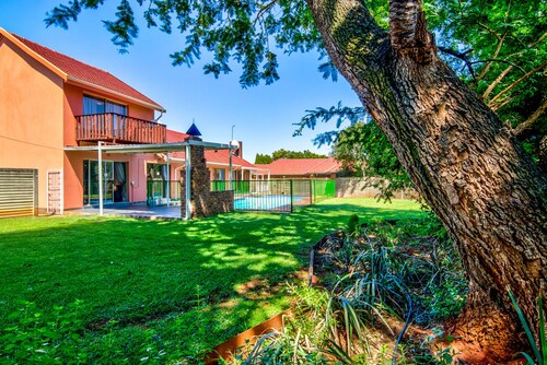 Grace Guesthouse & Tour is 10 min from OR Tambo Intern. Airport in Johannesburg