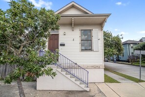 Exterior detail - Dumaine Cozy Home Historic Getaways (New Orleans)