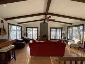 Een open haard en boeken