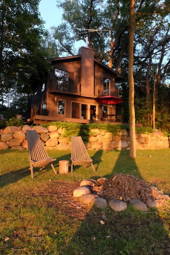The Lakehaus—Exceptional lakefront property—just 70mi from the Twin Cities