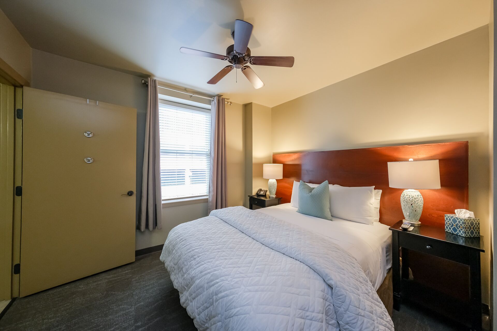 Beautiful Art Deco Suite Near Downtown & The Marina- Unit 6 Handicap Accessible