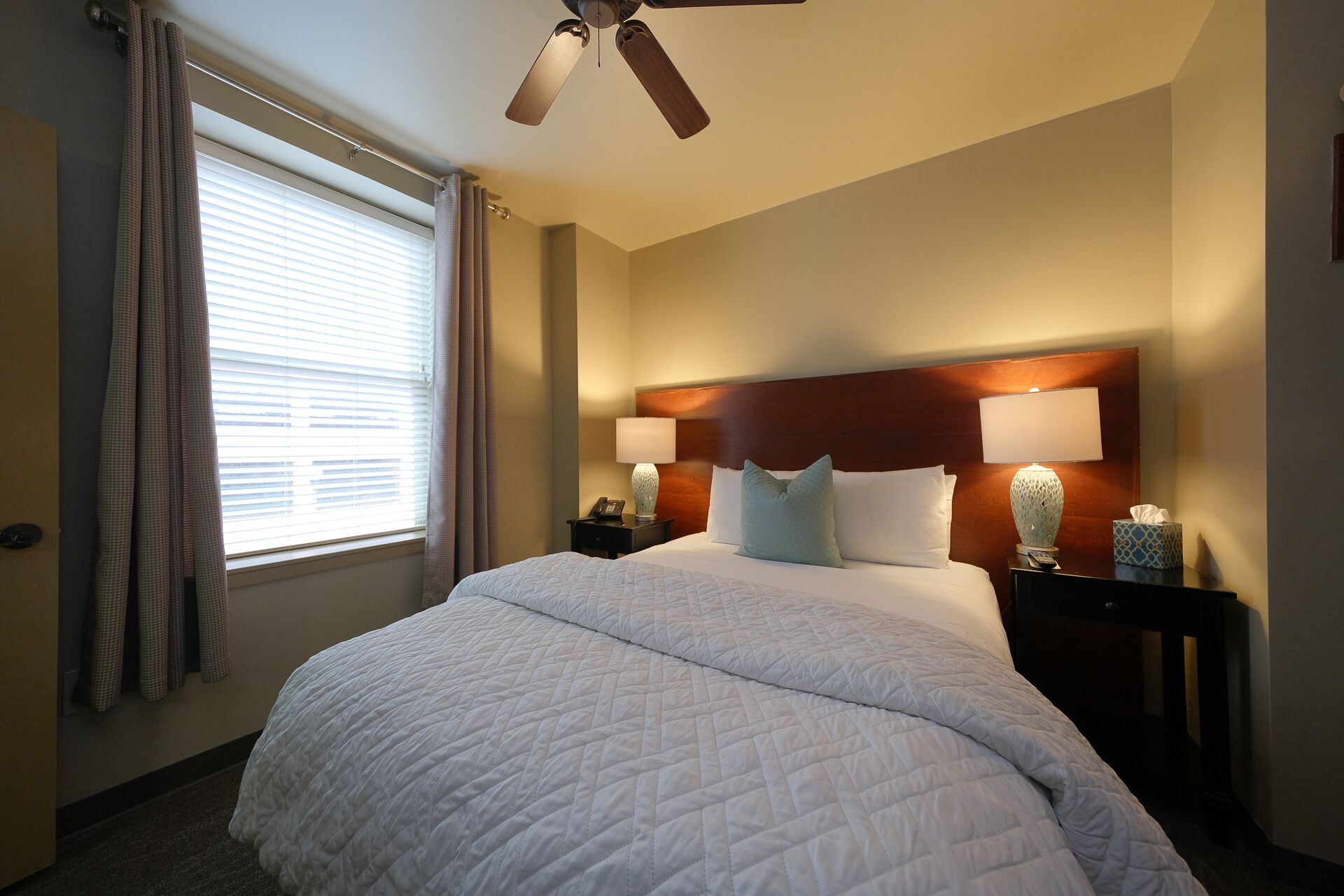 Beautiful Art Deco Suite Near Downtown & The Marina- Unit 6 Handicap Accessible