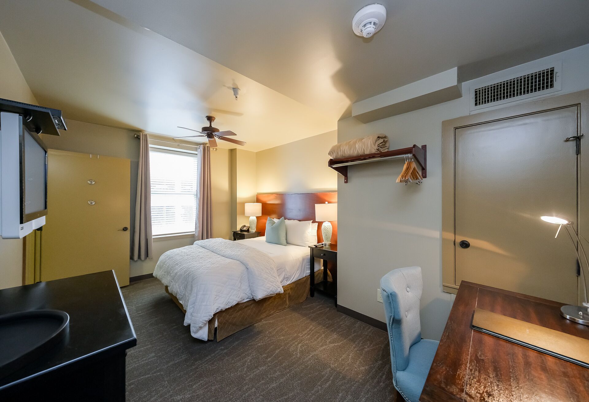 Beautiful Art Deco Suite Near Downtown & The Marina- Unit 6 Handicap Accessible