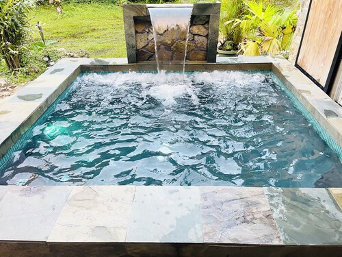 Eine zeitgenössische Rustikale Kabine im Rio Abajo Regenwald ... Abenteuer oder Entspannung ...