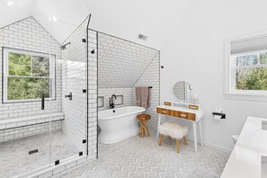 Ensemble baignoire-douche, séchoir à cheveux, serviettes fournies, savon