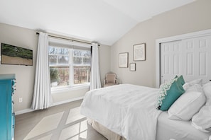 4 bedrooms, iron/ironing board, WiFi, bed sheets