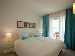 2 bedrooms, iron/ironing board, internet, bed sheets