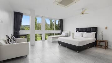 5 soveværelser, pengeskab på værelset, skrivebord, strygejern/strygebræt