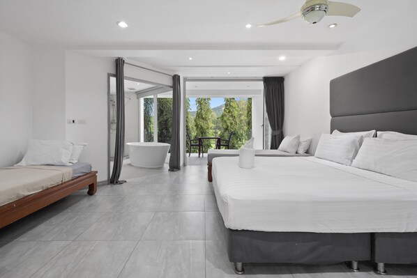 5 Schlafzimmer, Zimmersafe, Schreibtisch, Bügeleisen/Bügelbrett