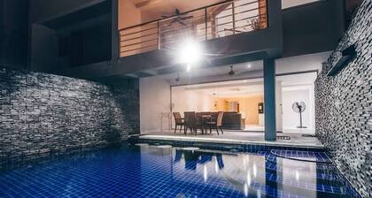 Bright, modern 4 bed golf villa, sleeps 12. Private pool. 10 min to Patong beach