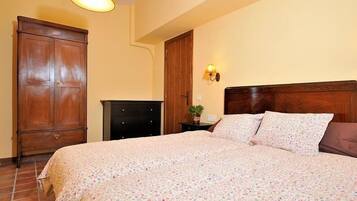 1 slaapkamer, een strijkplank/strijkijzer, reisbedje, gratis wifi