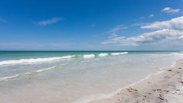 Accommodatie ligt op het strand, ligstoelen, strandlakens