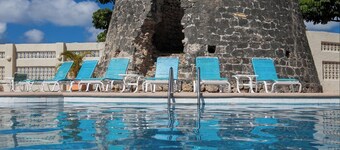 Beautiful condo ON THE BEACH. Enjoy amazing views and the cool ocean breeze.