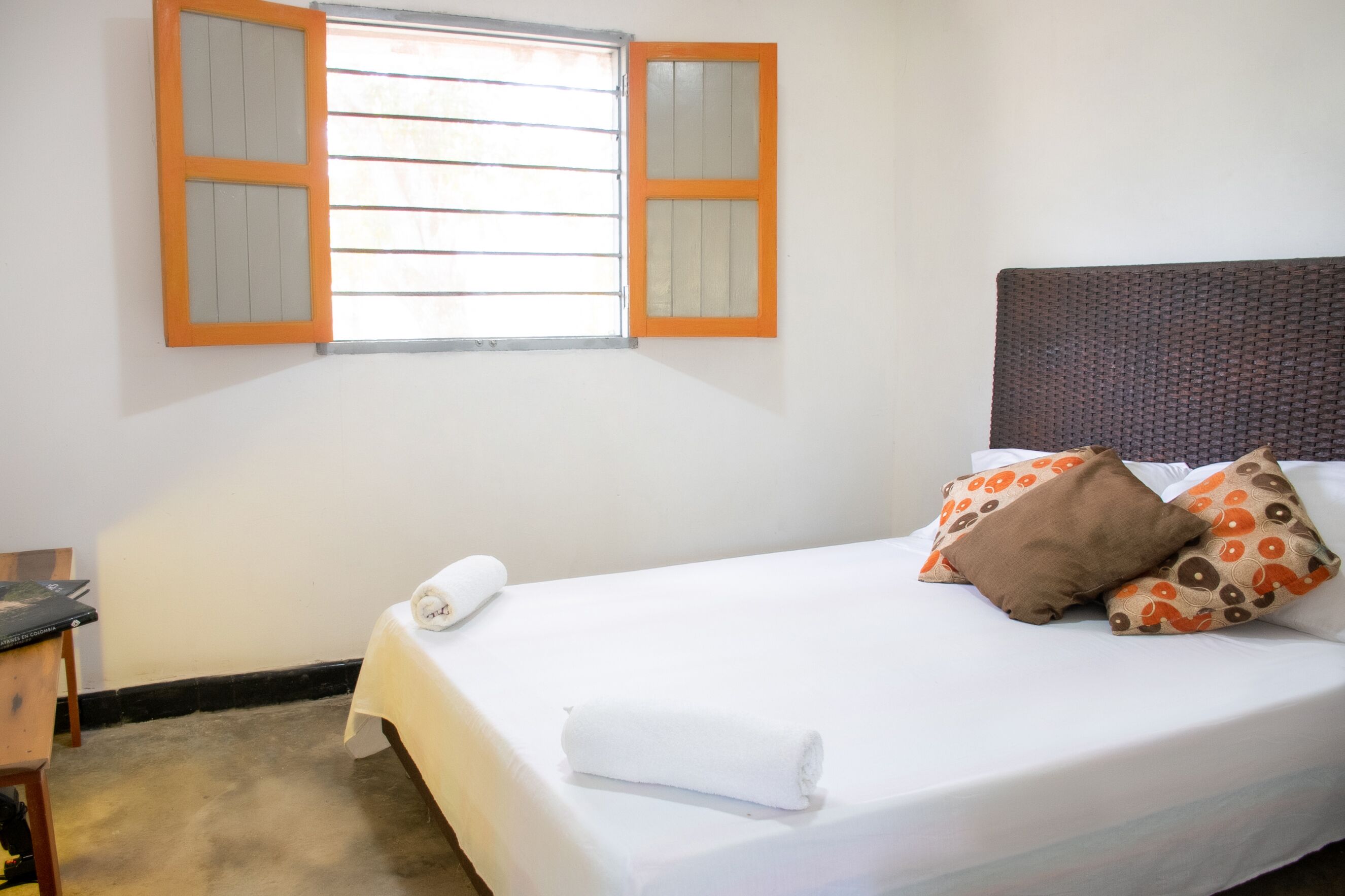 Quarto básico, 1 cama de casal, banheiro compartilhado | Individualmente mobiliados, cortinas blackout, roupa de cama