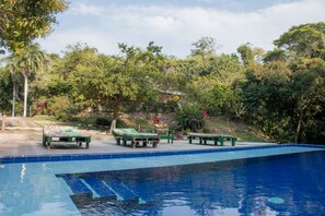 Piscine extérieure, chaises longues