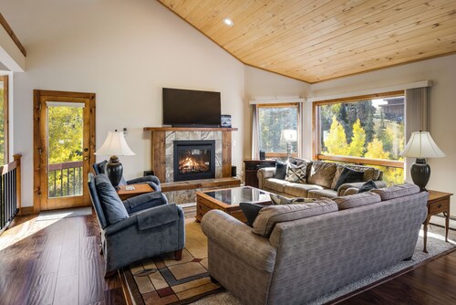 An Easy 3-Minute Walk to the Slopes!