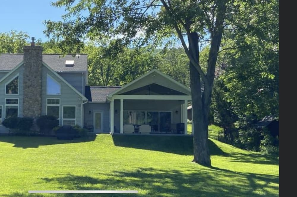 Year round lake house - plenty of room for the whole family