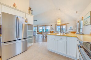 Full-sized fridge, microwave, oven, stovetop