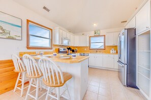 Full-sized fridge, microwave, oven, stovetop