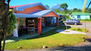 Vista frontal de la propiedad