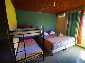 Chambre Quadruple Supérieure, 1 chambre, vue montagne | Couette en duvet d'oie, rideaux occultants, chambres insonorisées