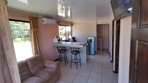 Villa familiar, 2 habitaciones, vista al jardín | Área de sala de estar