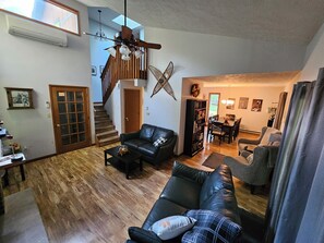 Smart TV, chimenea, reproductor de DVD y libros 