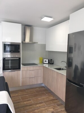 Frigorífico, microondas, horno y placa de cocina