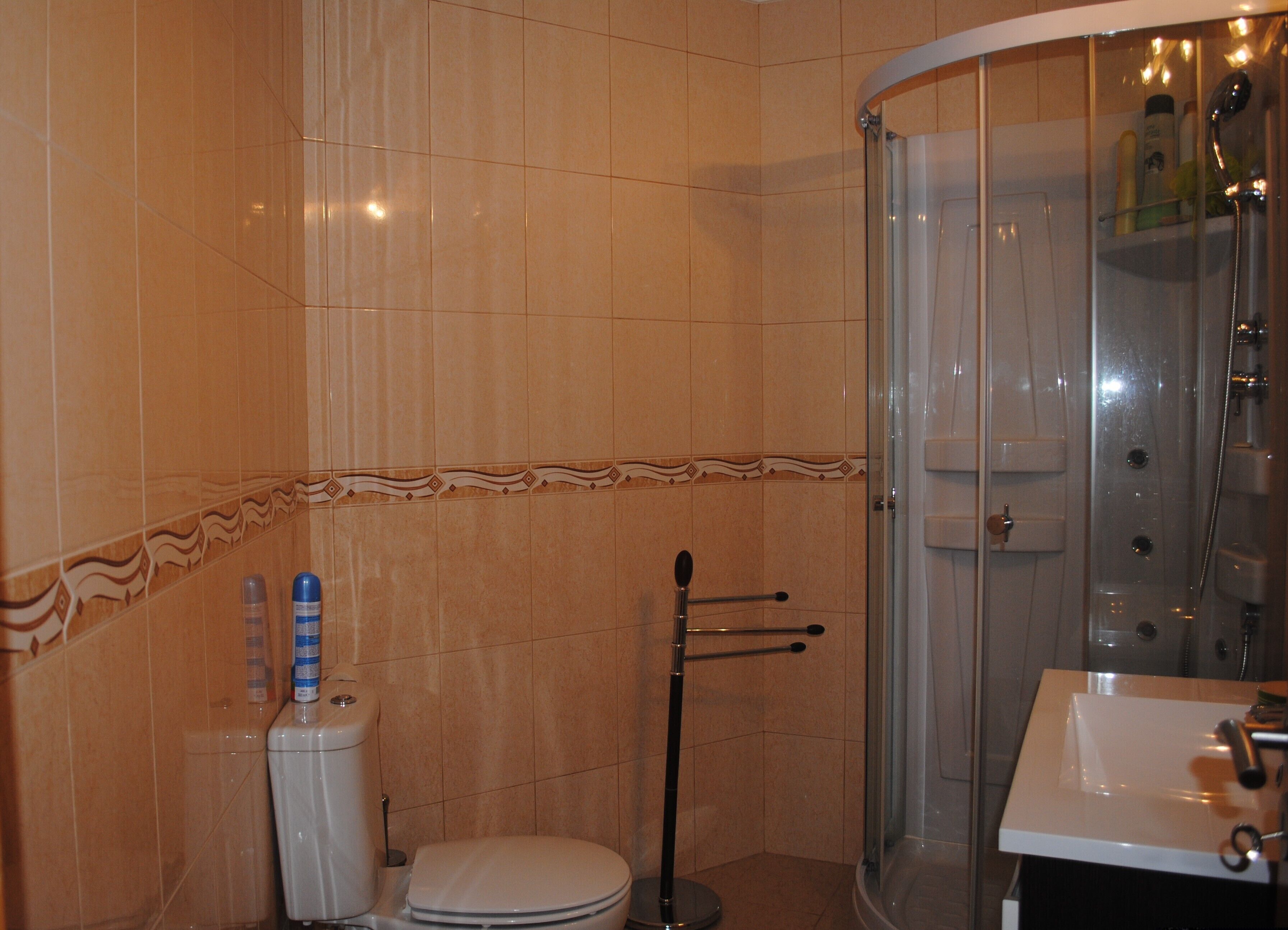 Dusch, hårtork, bidé och handdukar