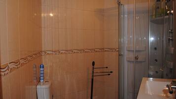 Shower, hair dryer, bidet, towels