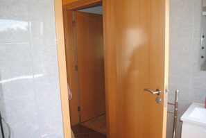 Regadera, secadora de cabello, bidet, toallas 