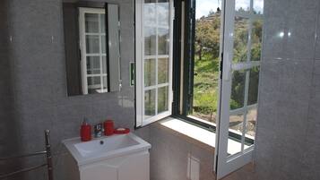 Douche, sèche-cheveux, bidet, serviettes fournies