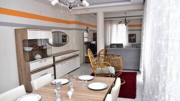 Comfort-Apartment | Essbereich im Zimmer