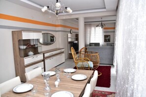 Comfort-Apartment | Essbereich im Zimmer