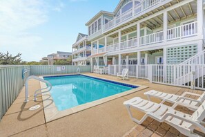 Utendørsbasseng og et oppvarmet basseng