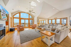 Smart-TV, DVD-spiller og stereoanlegg