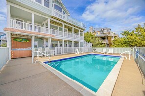 Utendørsbasseng og et oppvarmet basseng