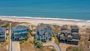 Una zona residenziale sulla costa, con case vicino alla spiaggia.