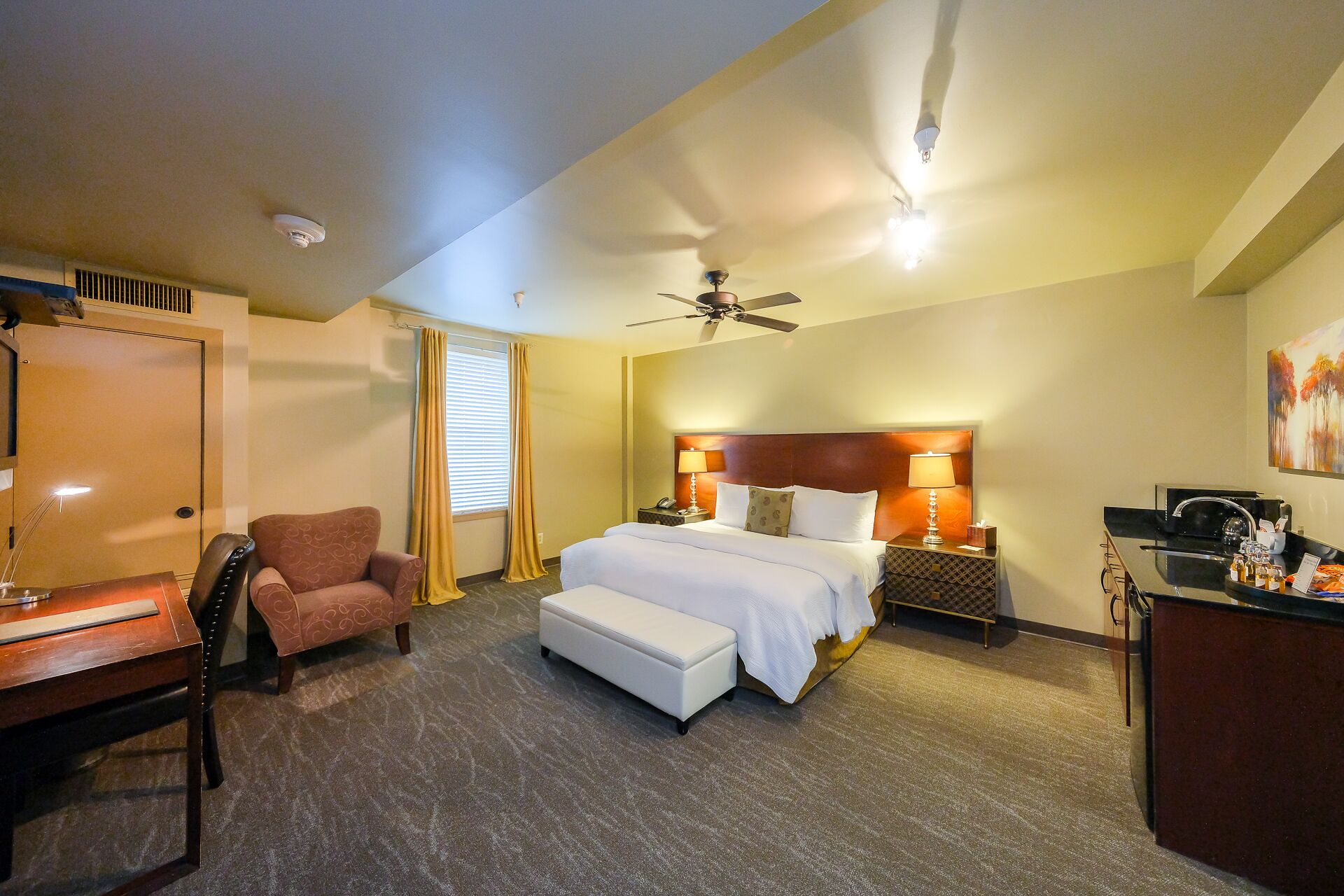 Beautiful Art Deco Suite Near Downtown & Marina- Unit 8 King Bed Suite