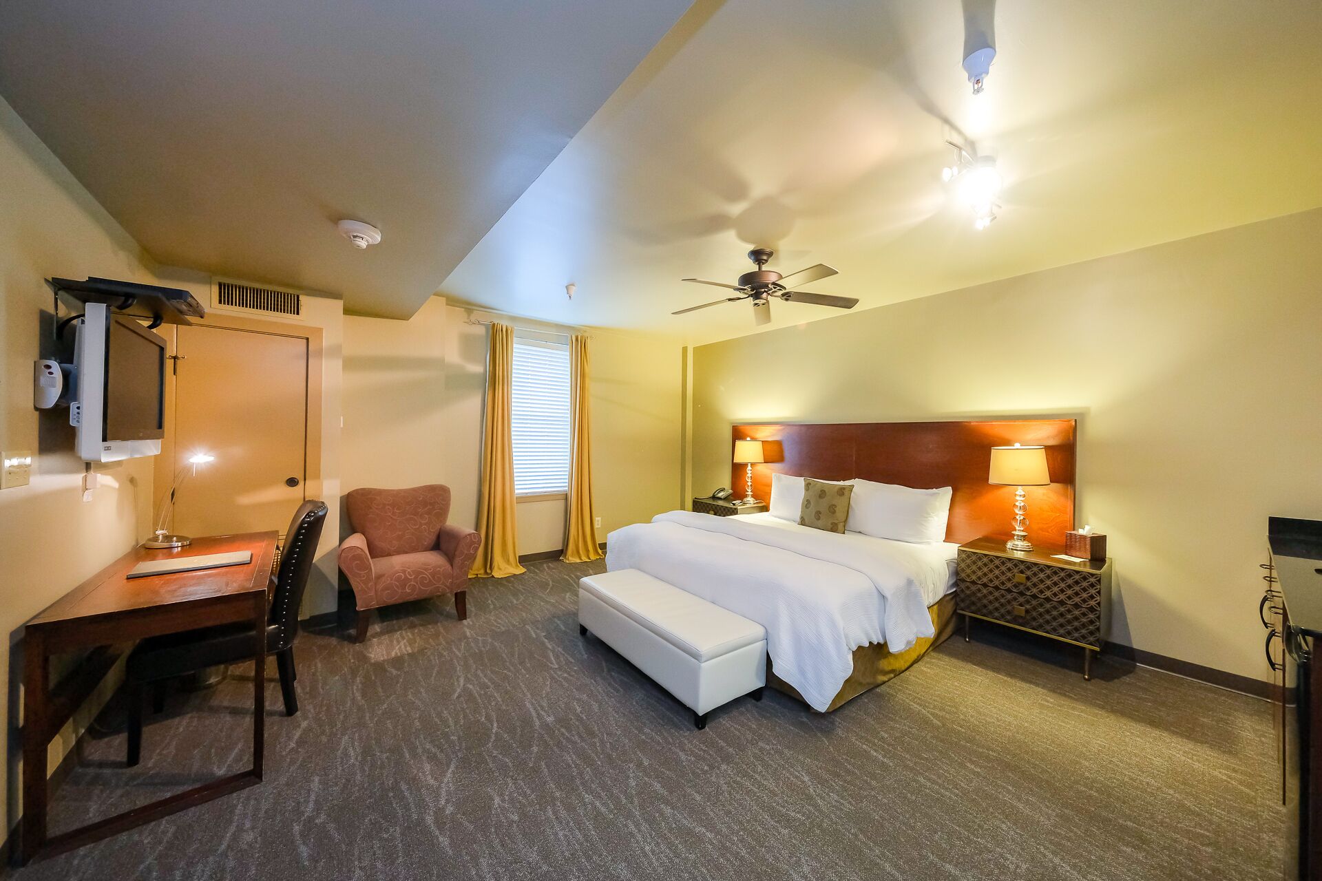 Beautiful Art Deco Suite Near Downtown & Marina- Unit 8 King Bed Suite