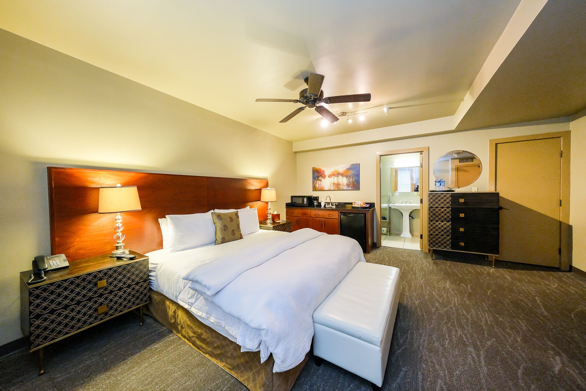 Beautiful Art Deco Suite Near Downtown & Marina- Unit 8 King Bed Suite