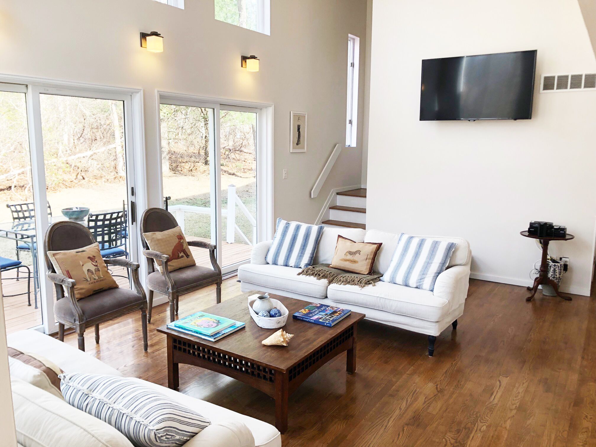 Smart TV, books, stereo