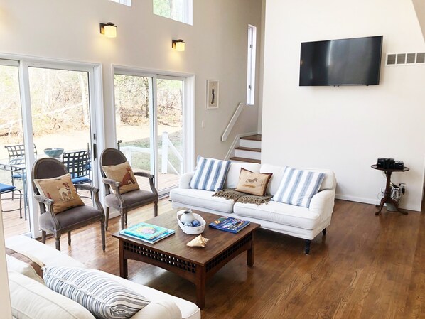 Smart TV, books, stereo