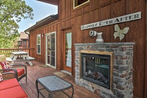 Outdoor dining - Relax Fireside: Family-Friendly Branson West Cabin (Branson West)
