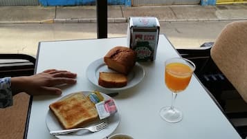 Tägliches inbegriffenes kontinentales Frühstück