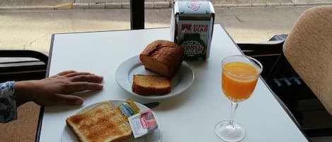 Tägliches inbegriffenes kontinentales Frühstück