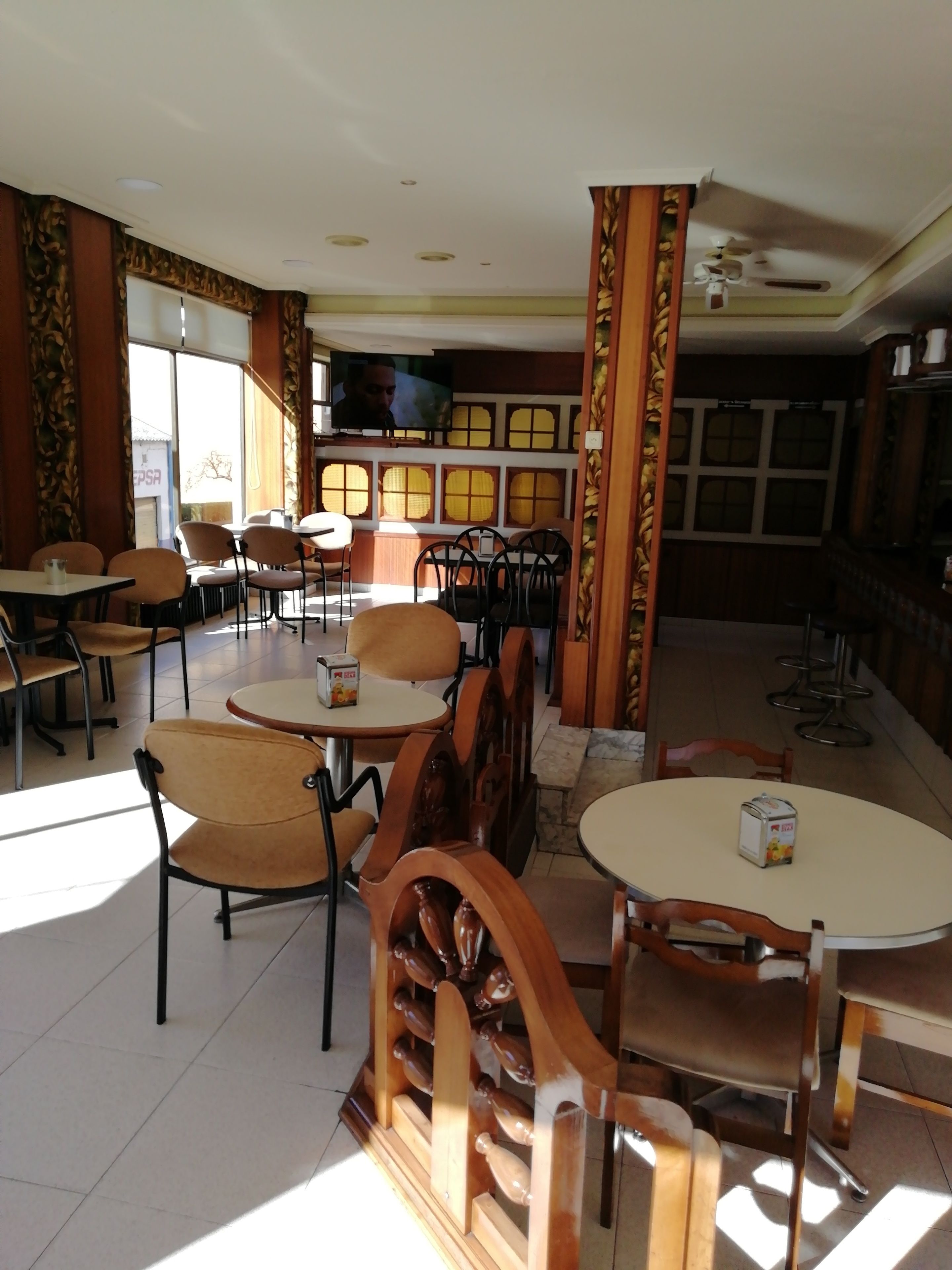 朝食、ランチ、ディナーに営業 (郷土料理)