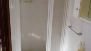 Habitación doble, baño privado | Ducha del cuarto de baño